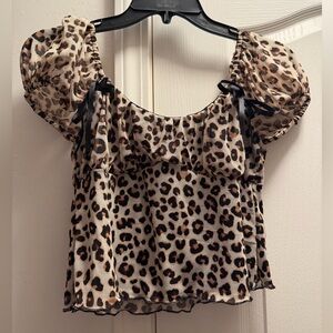 Chic Leopard Print Blouse with Puff Sleeves